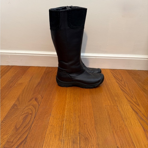 KEEN LAKEN HIGH BOOTS, W8.5 in Black - Picture 6 of 10
